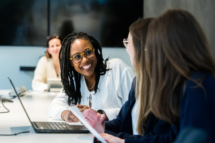 Un cabinet de la place recrute  (03 postes)  H/F 