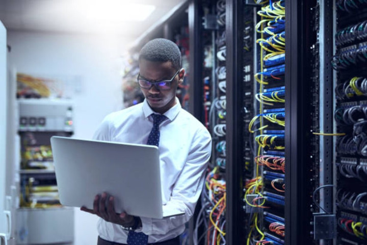 Une Institution de Microfinance au Bénin recrute :  (02) informaticiens
