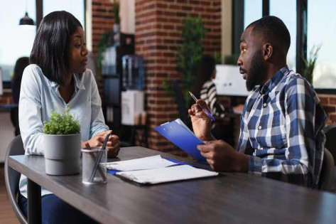 Une agence de communication recrute un commercial (H/F)